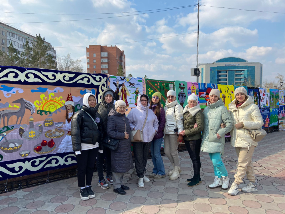 Педагоги Дворца школьников изготовили панно мира и согласия «Бір шаңырақ астында»