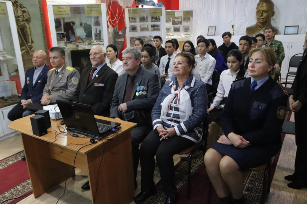 Капсулу с землей с могилы Героя Советского Союза М.М.Катаева передали в музей Дворца школьников