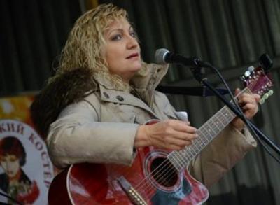 Поёт павлодарская певица Светлана Немолочнова.
