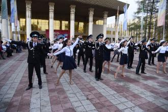 Жас павлодарлықтар «Жеңіс вальсін» биледі