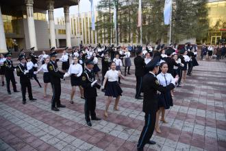 Жас павлодарлықтар «Жеңіс вальсін» биледі