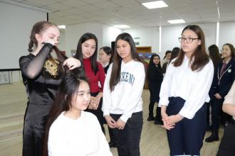 Мастер-класс по плетению волос прошел во Дворце школьников