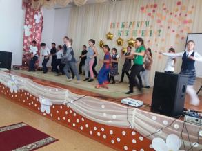 Школьники Актогайского района танцевали на сцене школы имени Абая